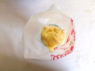 3、手指饼干,拌好的面糊放入准备好的裱花袋里