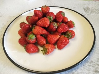 1、草莓奶昔,新鲜草莓洗净，用盐水浸泡10分钟
