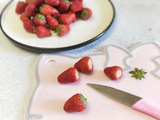 2、草莓奶昔,草莓去蒂