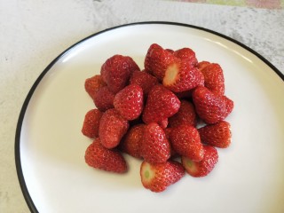 3、草莓奶昔,全部去蒂