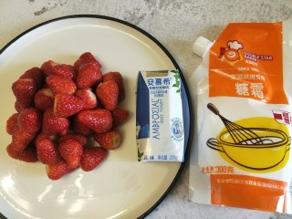 4、草莓奶昔,准备一瓶酸奶，糖粉