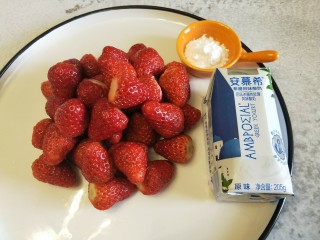 5、草莓奶昔,倒入适量糖粉