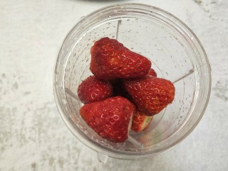 6、草莓奶昔,将草莓放入搅拌机
