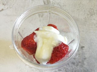 7、草莓奶昔,倒入适量酸奶