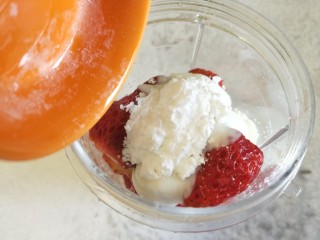 8、草莓奶昔,倒入糖粉