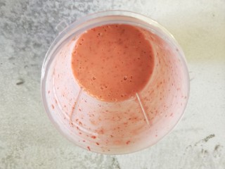 9、草莓奶昔,用搅拌机搅打至糊状