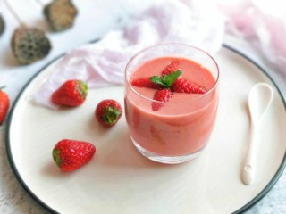 11、草莓奶昔,将薄荷叶轻放在中间装饰