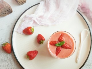 12、草莓奶昔,好看又好喝的草莓奶昔完成