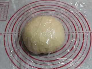 2、香葱辫子包,先放液体材料，盐和黄油不放，面团成型了再加盐，揉到拓展阶段加黄油。也不需要出很漂亮的手套膜。盖上保鲜膜，室温发酵（28-30度）