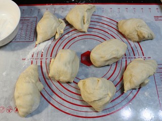 4、香葱辫子包,分成30克一个的小剂子。排气搓圆，然后盖保鲜膜醒发15分钟。