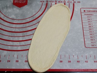 5、香葱辫子包,然后擀成长舌状