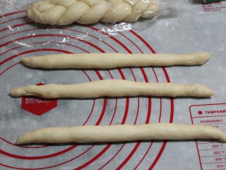 9、香葱辫子包,搓成细长条，两头尖中间粗