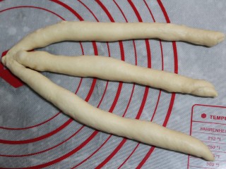 10、香葱辫子包,三根合在一起编辫子