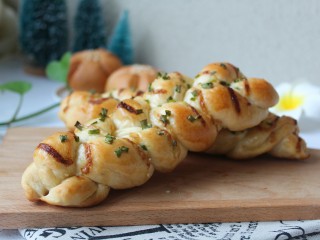 13、香葱辫子包,烤箱预热180度，中层烤20分钟。