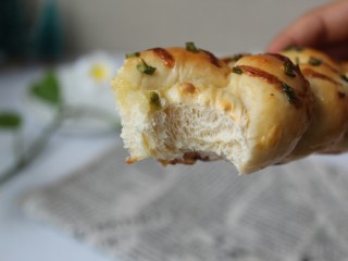 14、香葱辫子包,烤好后放凉。