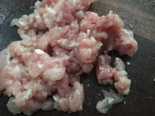 2、蝶形蔬菜蛋炒饭,猪肉切成末