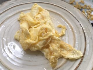 7、蝶形蔬菜蛋炒饭,八分熟就捞起备用，切忌不要煎老了