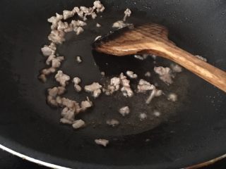 8、蝶形蔬菜蛋炒饭,锅里烧油，肉末放入锅里炒出香味