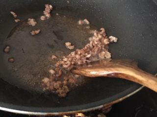 9、蝶形蔬菜蛋炒饭,加生抽和料酒，翻炒均匀