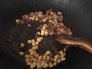 10、蝶形蔬菜蛋炒饭,倒入玉米进来继续翻炒