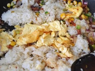 12、蝶形蔬菜蛋炒饭,加入米饭和鸡蛋一起翻炒