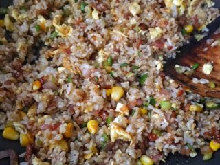 13、蝶形蔬菜蛋炒饭,加盐和味极鲜炒透，鸡蛋捣碎，翻炒几分钟就好了