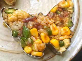 14、蝶形蔬菜蛋炒饭,将蛋炒饭塞入模具中