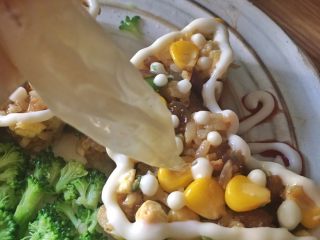 18、蝶形蔬菜蛋炒饭,用沙拉酱画出蝴蝶的触角和形状