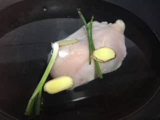2、手撕鸡胸肉,鸡胸肉放入锅中,然后加入生姜和葱,料酒煮10分钟