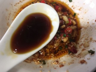 9、手撕鸡胸肉,加入一勺蚝油