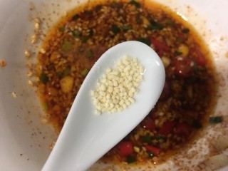 10、手撕鸡胸肉,加入少许的盐,鸡精,白糖,减脂人士可以选择代糖代替白糖