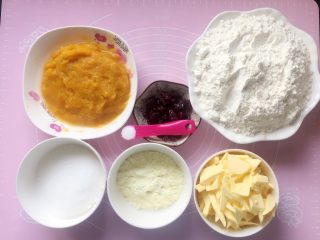 3、蔓越梅奶香南瓜饼干#家有烤箱#,准备好所需食材。
