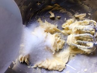 5、蔓越梅奶香南瓜饼干#家有烤箱#,然后加入绵白糖，用打蛋器搅打均匀。