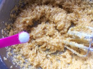 7、蔓越梅奶香南瓜饼干#家有烤箱#,加入一克盐搅拌均匀。