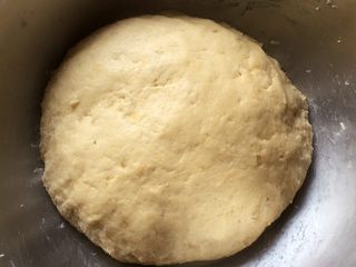 9、蔓越梅奶香南瓜饼干#家有烤箱#,然后用手揉成面团，包上保鲜膜松弛十分钟。