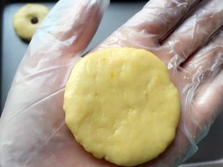 11、蔓越梅奶香南瓜饼干#家有烤箱#,然后用手掌心轻轻按压，压扁成圆饼。