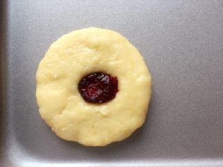 12、蔓越梅奶香南瓜饼干#家有烤箱#,在圆饼中间位置放上蔓越梅