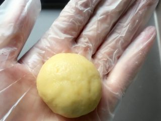 10、蔓越梅奶香南瓜饼干#家有烤箱#,面团松弛完后，取一小块面团，在手掌心搓成圆球。