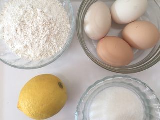 1、蛋黄小饼干,准备好所有材料，将裱花袋套在一个大点的杯子上，或是套在奶粉桶上。