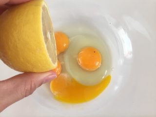 2、蛋黄小饼干,低入几滴柠檬汁，目的是去腥，没有可以不加。