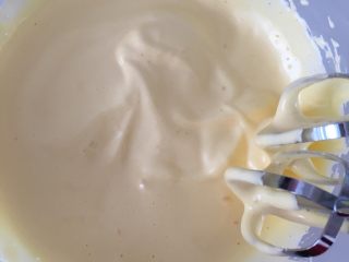 5、蛋黄小饼干,蛋液出现纹路的时候加入剩余的糖