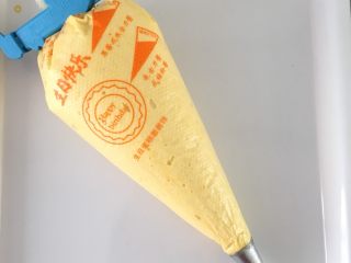 11、蛋黄小饼干,装入裱花袋，可以用圆形裱花嘴，如果没有就在裱花袋上剪个小口也是可以的