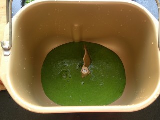 4、菠菜蝴蝶面,取150克菠菜糊放入面包机里,没有面包机就手工和面,我比较懒~嘿嘿