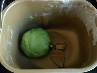 6、菠菜蝴蝶面,揉成光滑的面团,盖上保鲜膜松弛15分钟