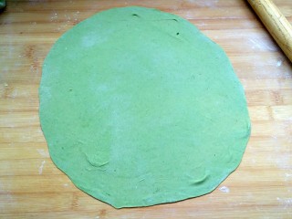 7、菠菜蝴蝶面,松弛好的的面,擀成薄饼,尽量薄些,厚的面片不好吃