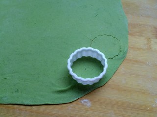 8、菠菜蝴蝶面,取一饼干模具,没有模具的可以用脉动饮料瓶盖