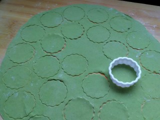 9、菠菜蝴蝶面,在薄饼上按压出圆片