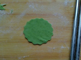 10、菠菜蝴蝶面,取一圆片