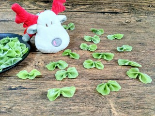 12、菠菜蝴蝶面,做好的蝴蝶面现煮很好吃,吃不完的晾干哦。