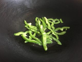 3、双酱培根披萨,将青椒丝炒熟；